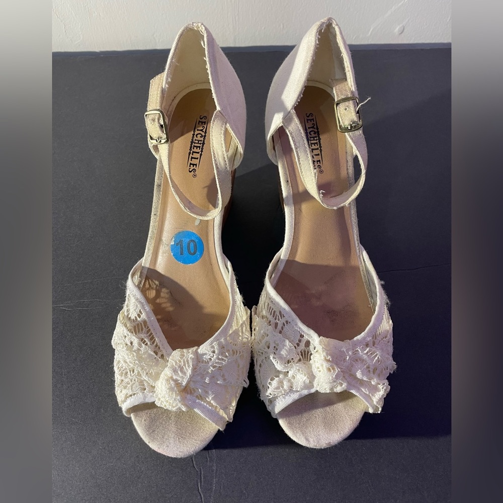 SEYCHELLES White and tan wedges!